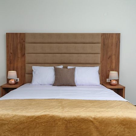 Mika'S Seaview Apartments บาร์ ภายนอก รูปภาพ