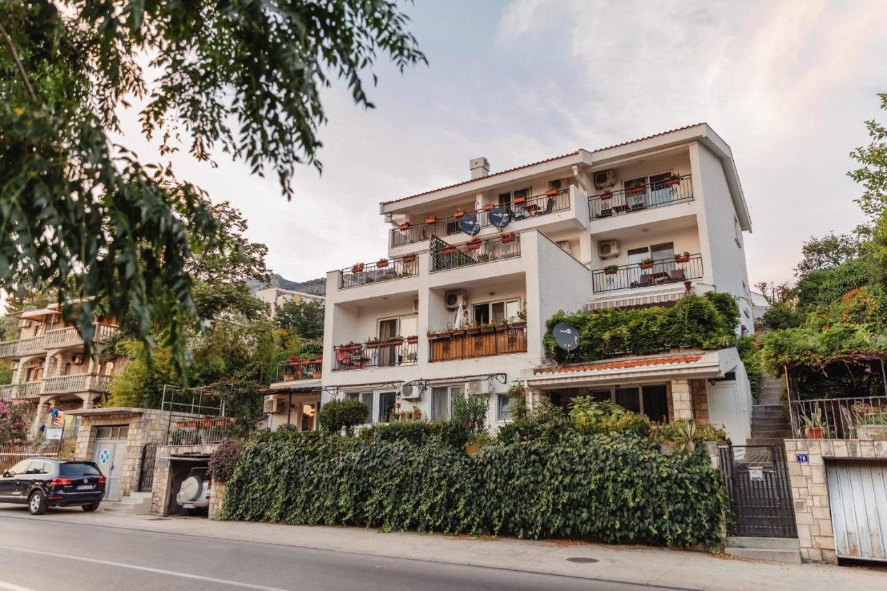 Mika'S Seaview Apartments บาร์ ภายนอก รูปภาพ