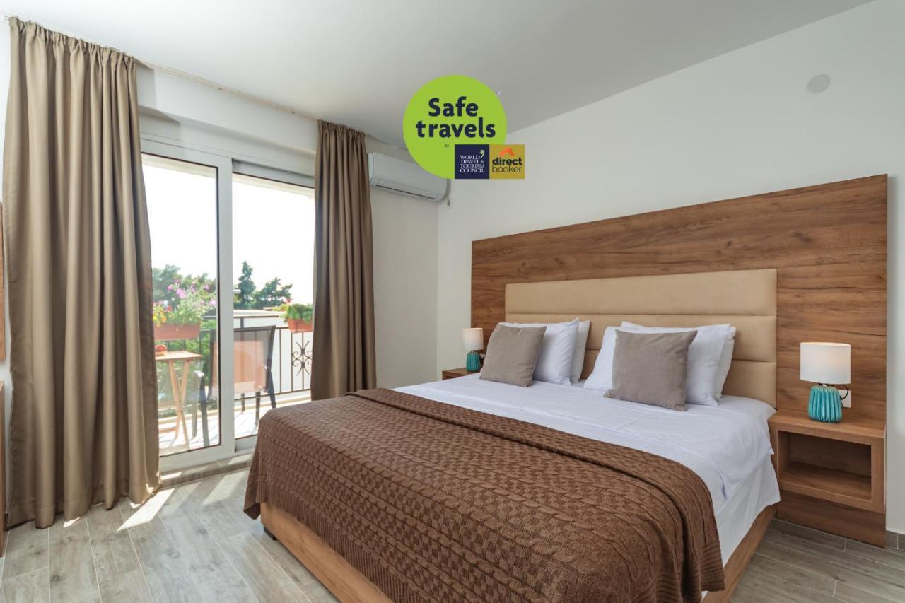 Mika'S Seaview Apartments บาร์ ภายนอก รูปภาพ