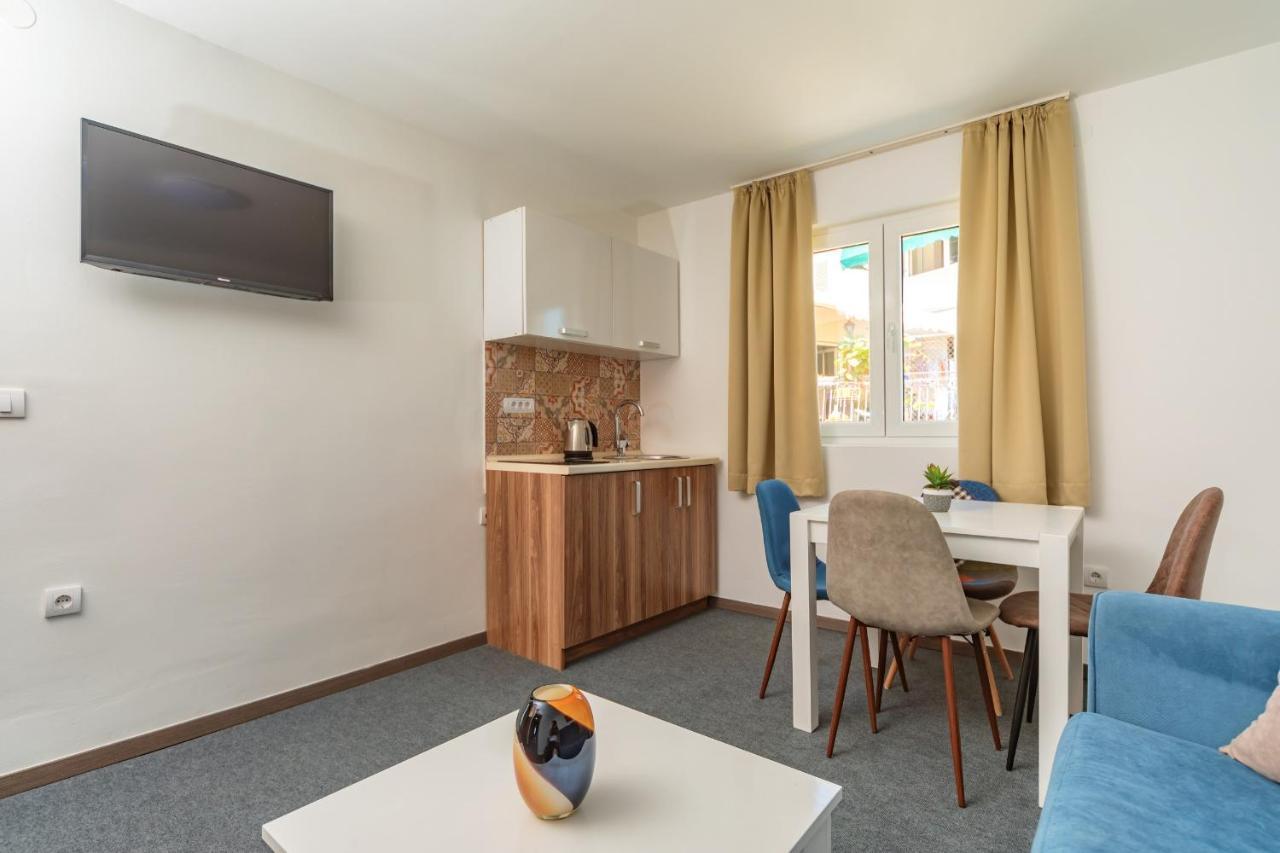 Mika'S Seaview Apartments บาร์ ภายนอก รูปภาพ