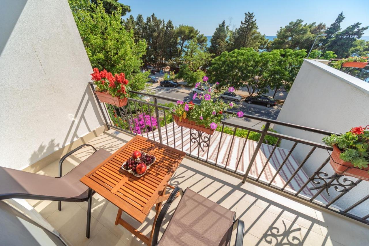 Mika'S Seaview Apartments บาร์ ภายนอก รูปภาพ