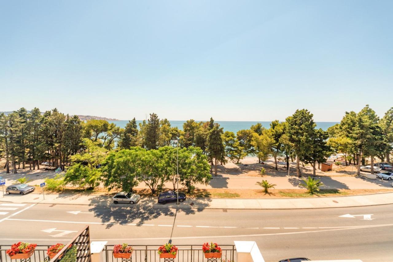 Mika'S Seaview Apartments บาร์ ภายนอก รูปภาพ