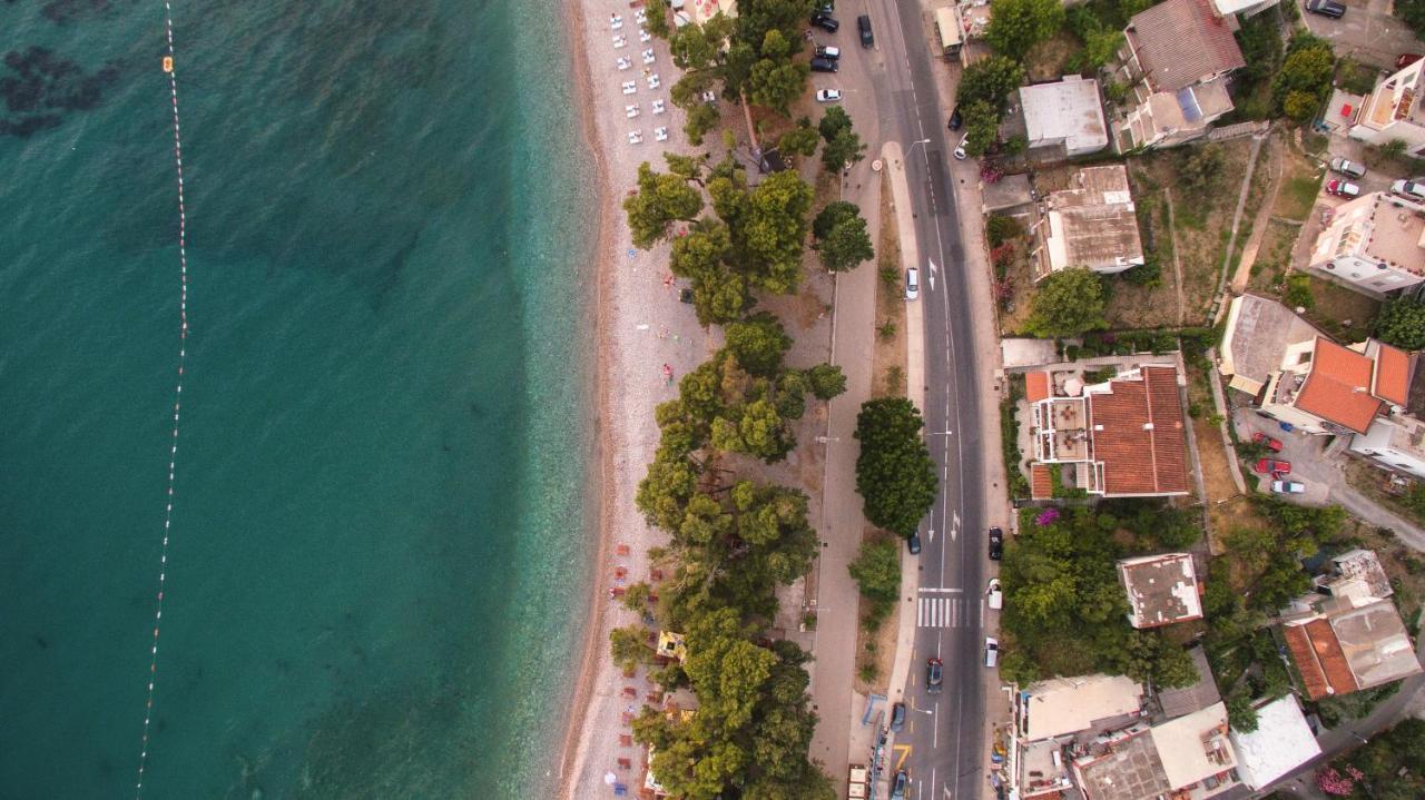 Mika'S Seaview Apartments บาร์ ภายนอก รูปภาพ