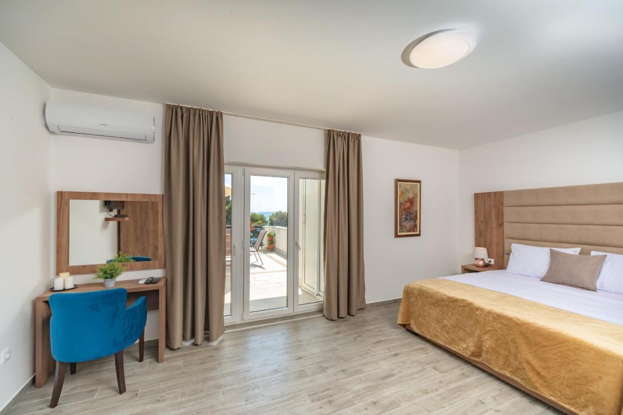Mika'S Seaview Apartments บาร์ ภายนอก รูปภาพ