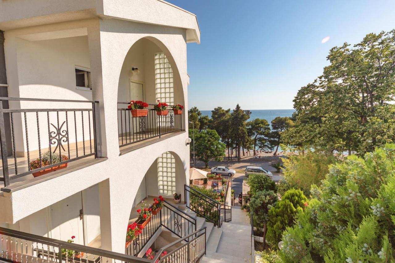 Mika'S Seaview Apartments บาร์ ภายนอก รูปภาพ