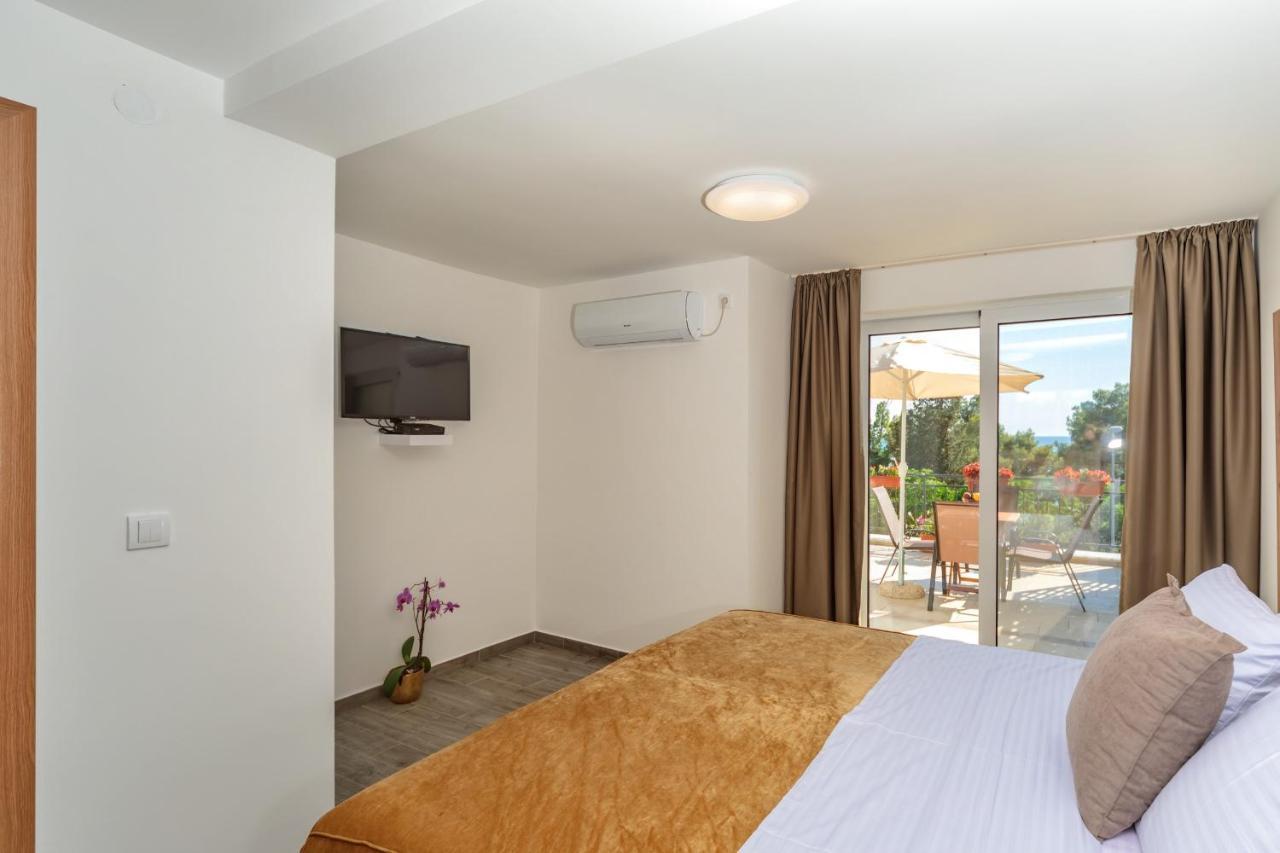 Mika'S Seaview Apartments บาร์ ภายนอก รูปภาพ