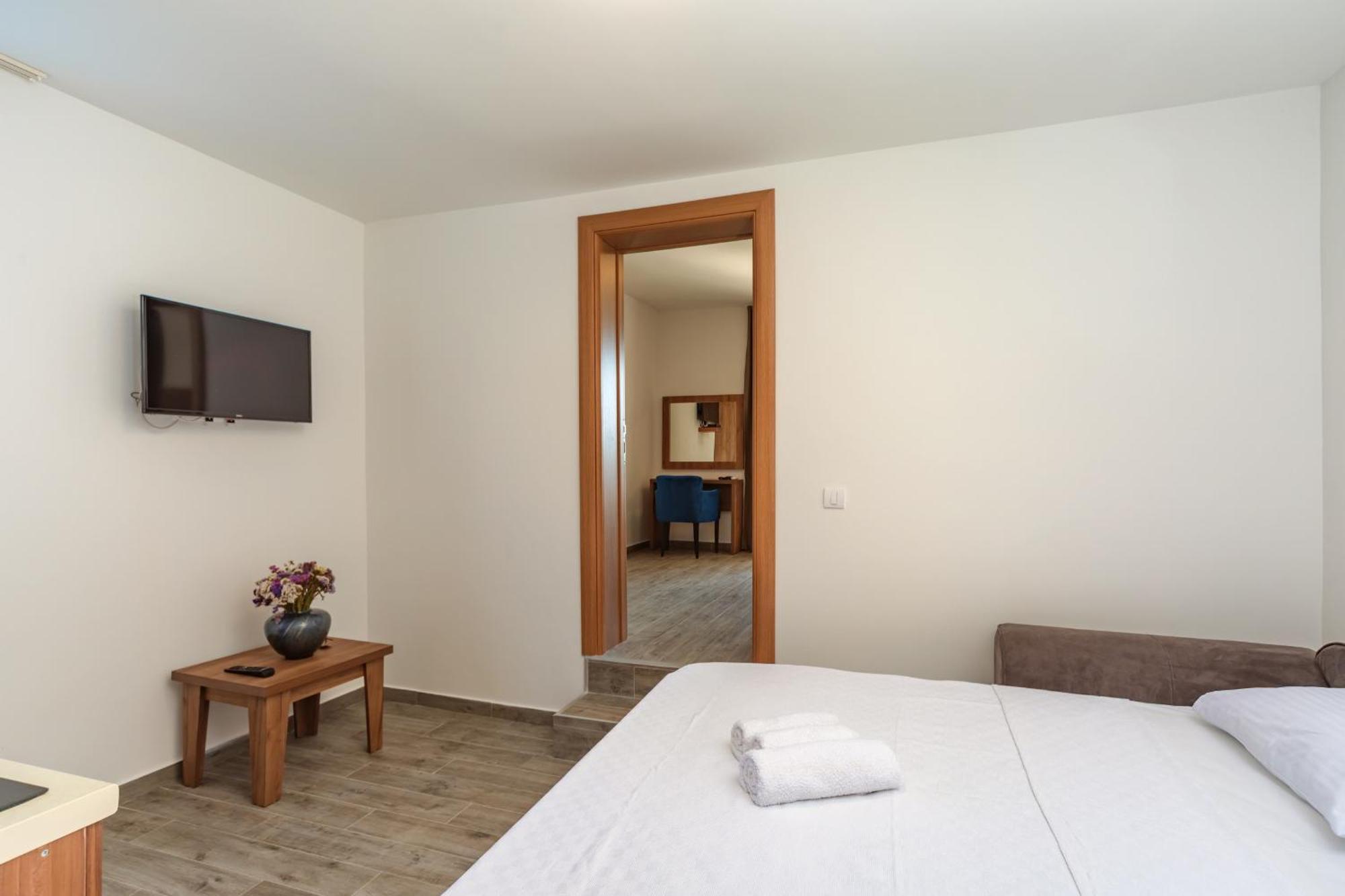Mika'S Seaview Apartments บาร์ ภายนอก รูปภาพ