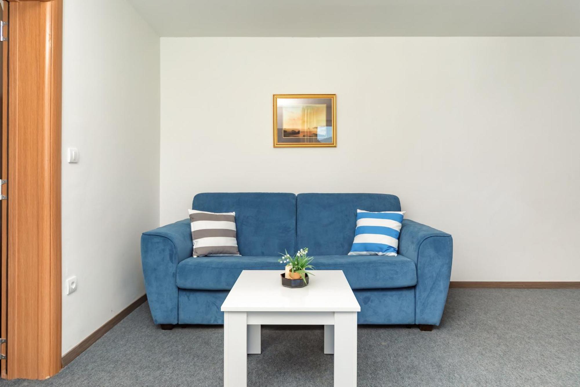 Mika'S Seaview Apartments บาร์ ภายนอก รูปภาพ