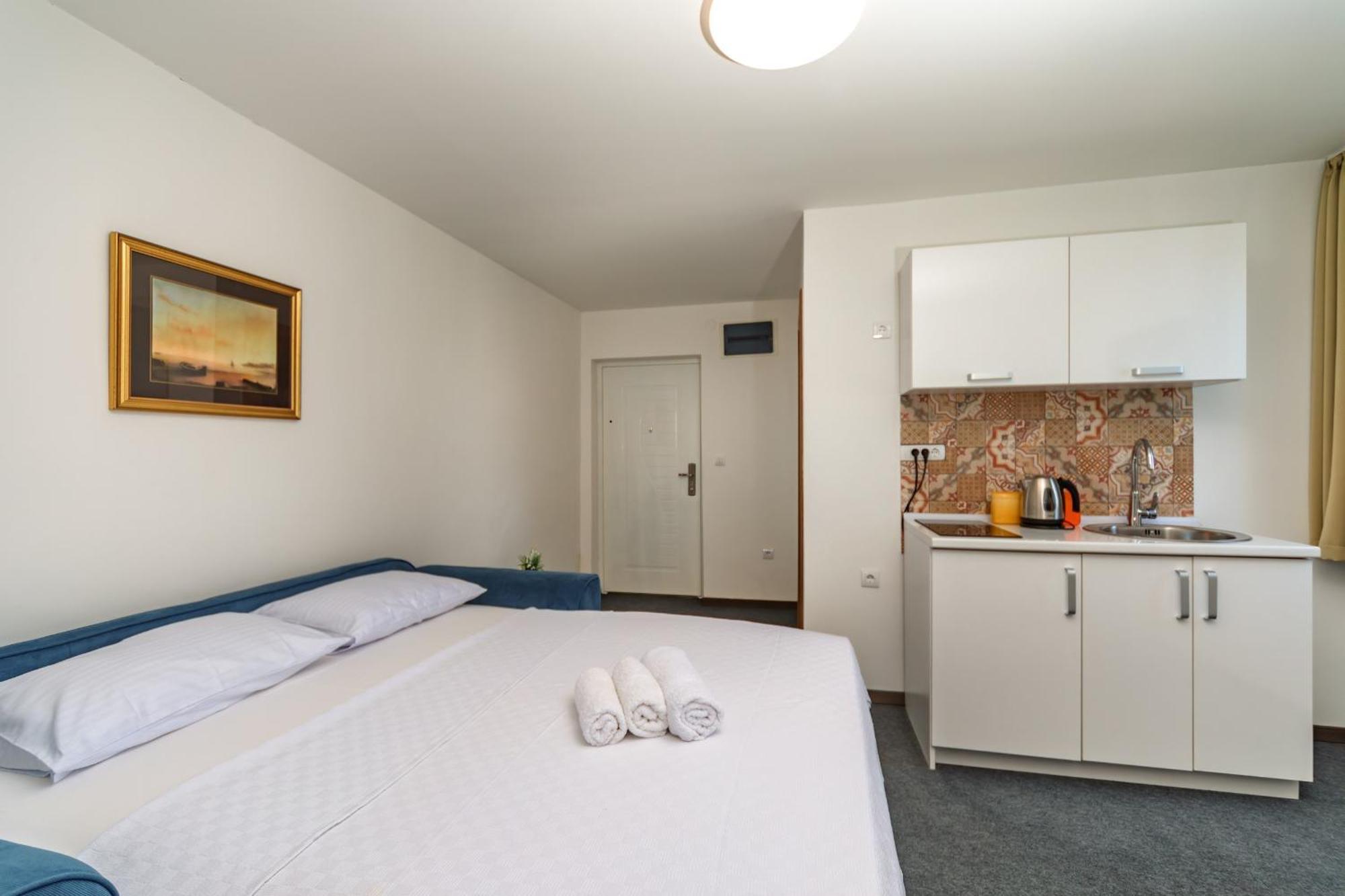 Mika'S Seaview Apartments บาร์ ภายนอก รูปภาพ