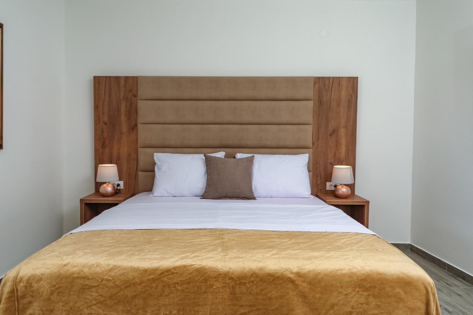 Mika'S Seaview Apartments บาร์ ภายนอก รูปภาพ