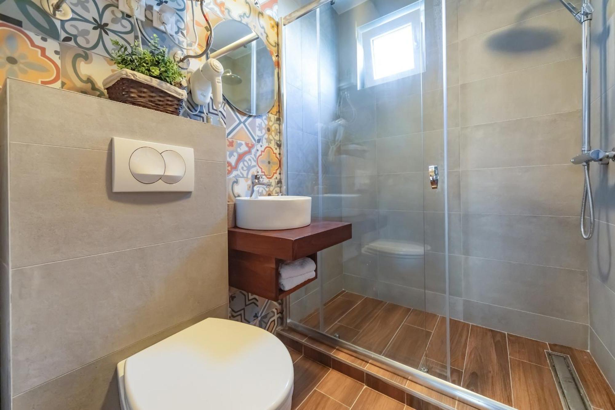 Mika'S Seaview Apartments บาร์ ภายนอก รูปภาพ